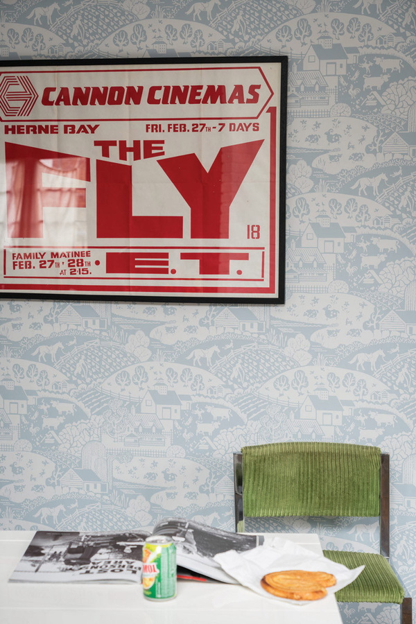 Farrow & Ball Mural Tapete Gable in Parma Gray und Dimpse mit Vintage Tier- und Blumenmotiven - Bild 1