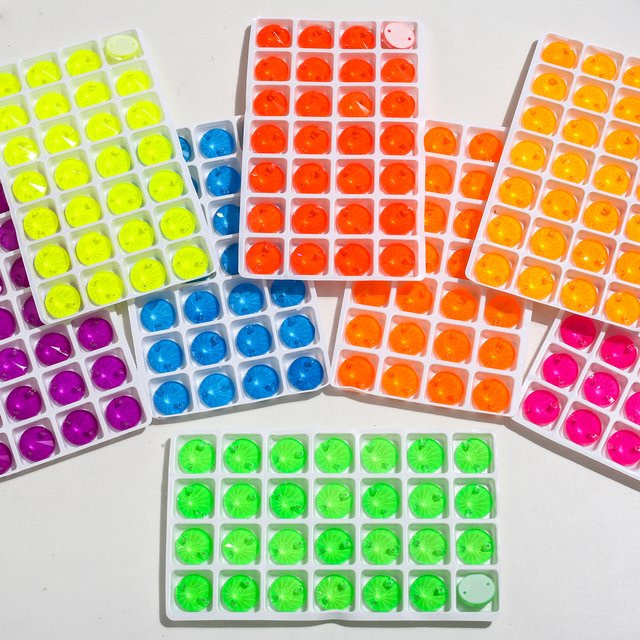 Runde Rivoli Glitzer Kristalle zum Aufnähen in Mokka und Multicolour mit Neon-Effekt für dein DIY Nähprojekt - Bild 1