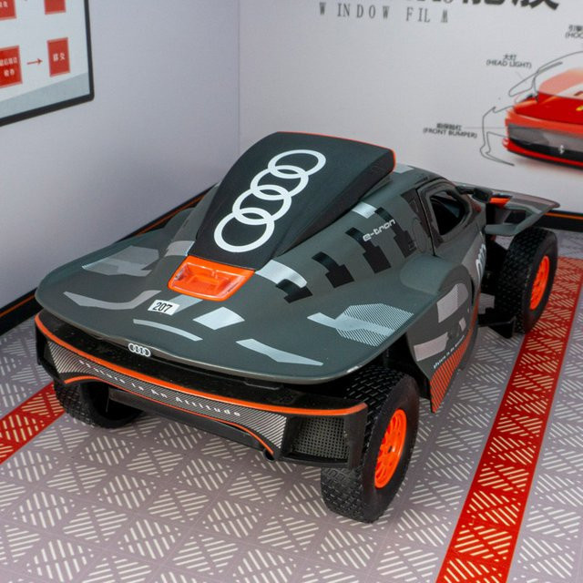 Rastar Audi RS Q E-tron, Rennwagen-Modell Auto, 1:24, Metall - Bild 1