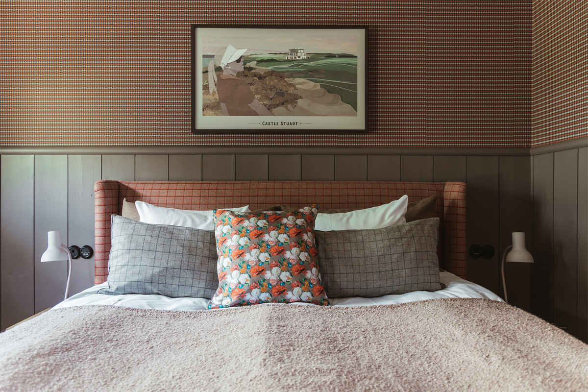 Ulricehamns Tapetfabric Wallpaper Houndstooth in Orange und Braun mit geometrischem Design und Vliesstruktur - Bild 1
