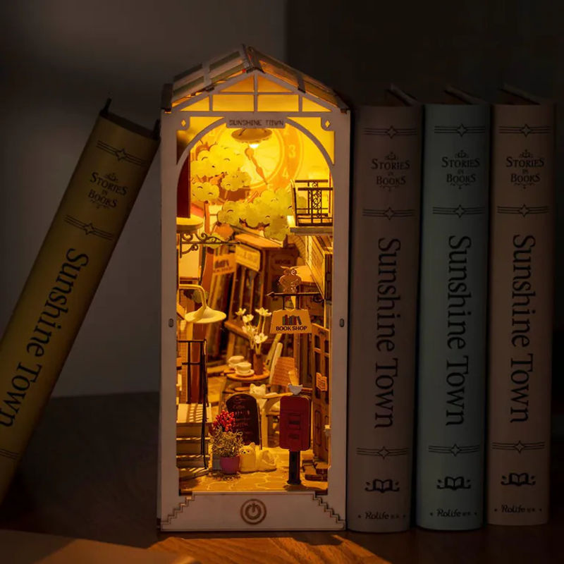 ROBOTIME Rolife Sunshine Town Bücherregal Deko-Set TGB02 aus Holz und Glas in Mehrfarbig - Bild 6