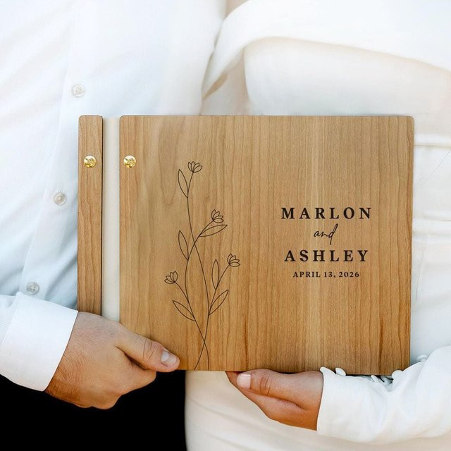 Personalisiertes Hochzeitsgästebuch aus Holz mit Hardcover als individuelles Erinnerungsalbum für Verlobungen und Hochzeiten - Bild 1