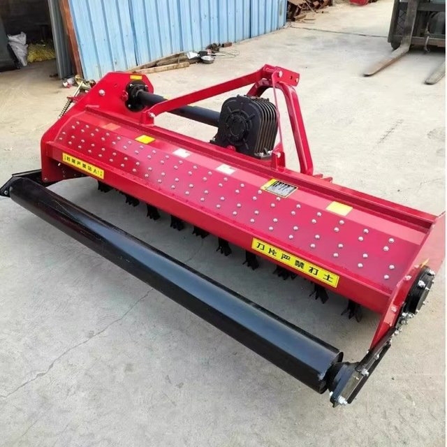 Professioneller landwirtschaftlicher Allradtraktor als Strohbrecher und Rückkehrmaschine in Rot - Bild 1