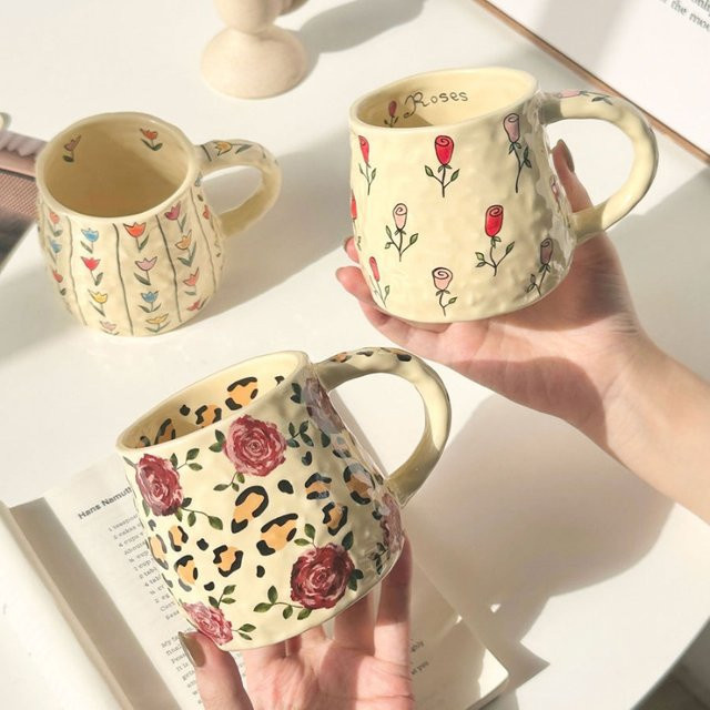 Handgefertigte Keramik-Kaffeetasse mit floralem Tulpen- und Rosen-Design in Mehrfarbig, unregelmäßige Form für Tee und Kaffee - Bild 1