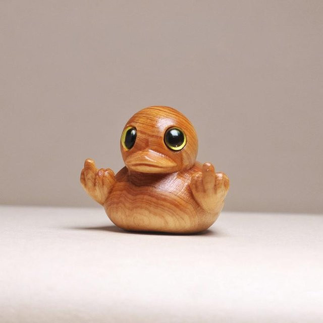 Mango Event Handgefertigte Holzstatue Lustige Mittelfinger-Ente in Gelb und Braun als Dekoration für dein Zuhause oder Büro - Bild 1