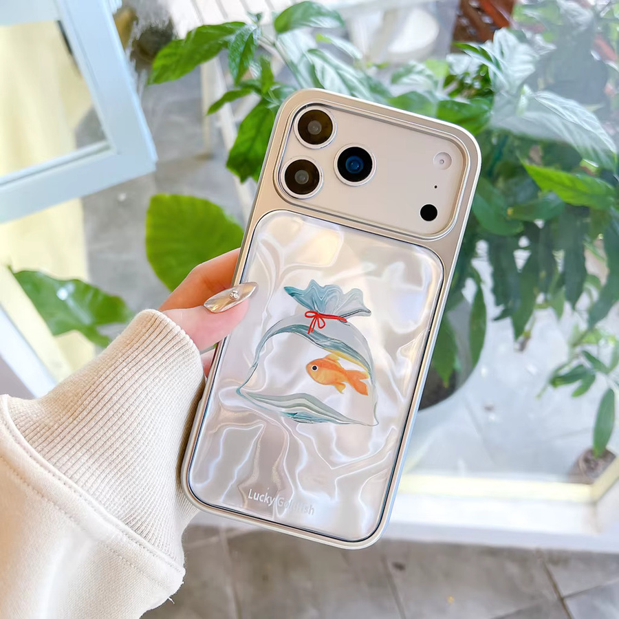 Stoßfeste Handyhülle mit Goldfisch-Design und Wasserwellen-Effekt für iPhone 17, 16, 15, 14 Pro Max in Silber und Multicolour - Bild 2