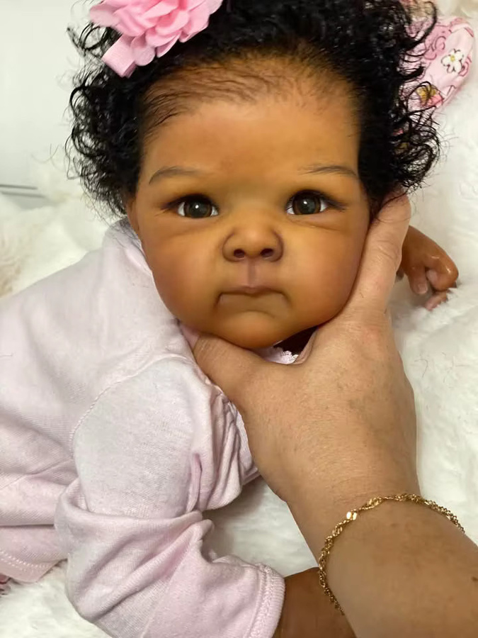 NPK Reborn Babypuppe Bettie 18 Zoll mit dunkler Haut und Handwurzelhaar in Weiß und Rosa - Bild 2