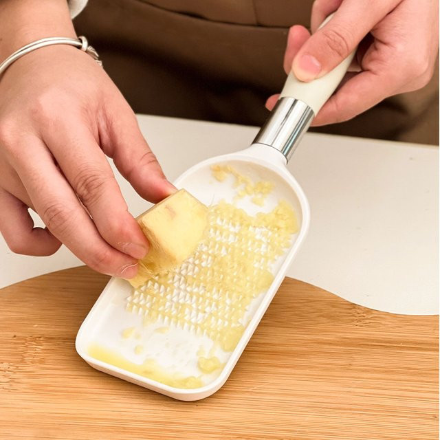 WORTHBUY Multifunktionale Ingwerreibe in Weiß als manueller Knoblauchstampfer und Handzerkleinerer für Obst und Gemüse - Bild 1