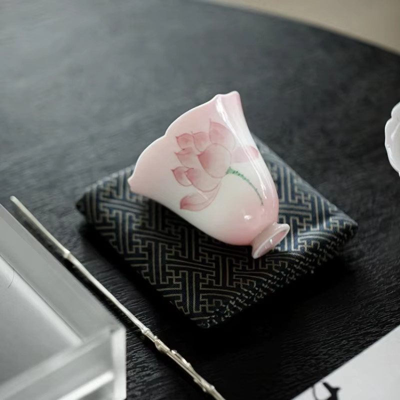 Handbemalte Lotus-Teetasse aus Keramik in Rosa mit floralem Design für die Kung-Fu-Teezeremonie - Bild 5