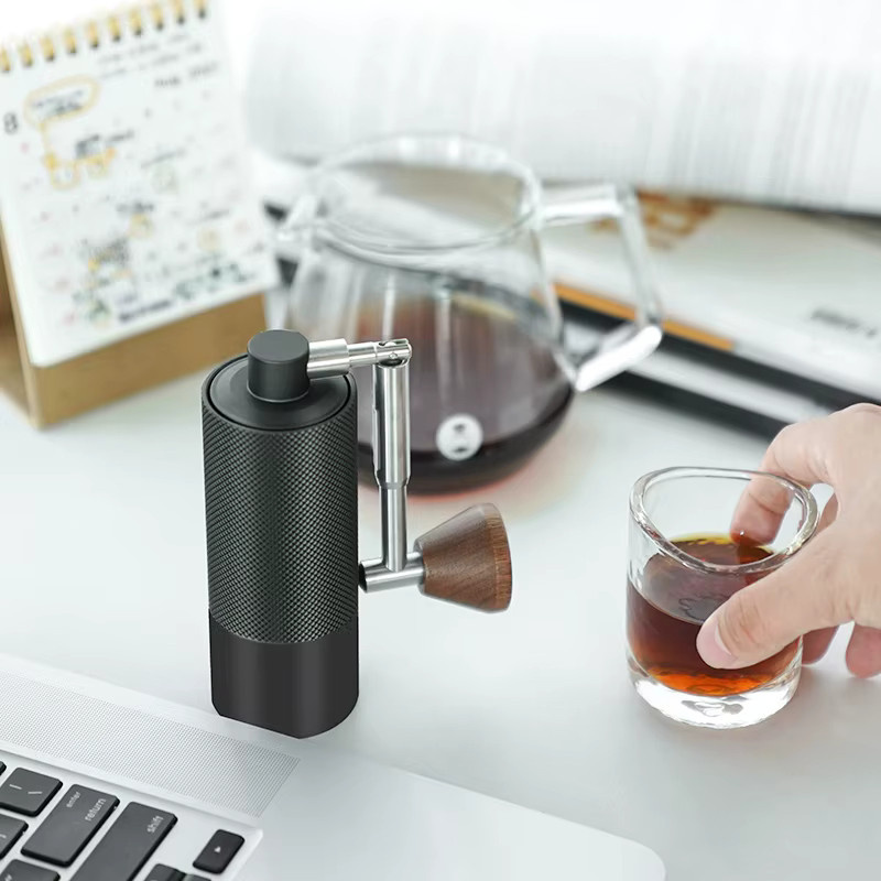 TIMEMORE Nano3 Manuelle Kaffeemühle in Weiß mit klappbarem Griff als tragbare Reise-Handmühle für Espresso und Pour Over - Bild 3