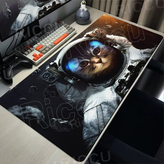 Riccu XXL Mauspad mit Astronauten und Katzen Design in Multicolour für Gamer und Büro - Bild 1