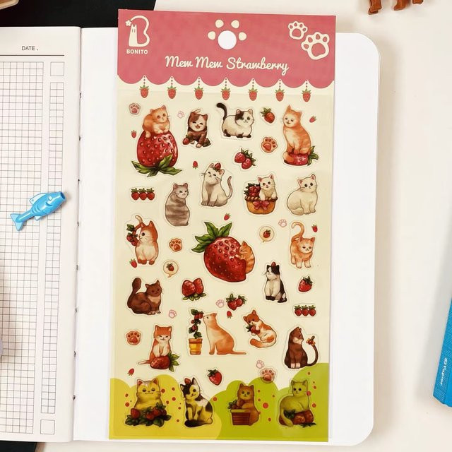 BONITO Nette Katze mit Erdbeere PVC Aufkleber für Scrapbooking und Journaling in Mehrfarbig - Bild 1