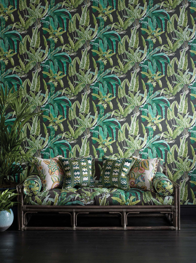 Tapete Benmore von Nina Campbell in Emerald Green und Ebony mit floralem Design aus Vlies - Bild 1