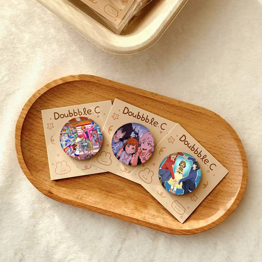 Buddy Daddies Anime Brosche, Runde Brosche, Unisex - Bild 3