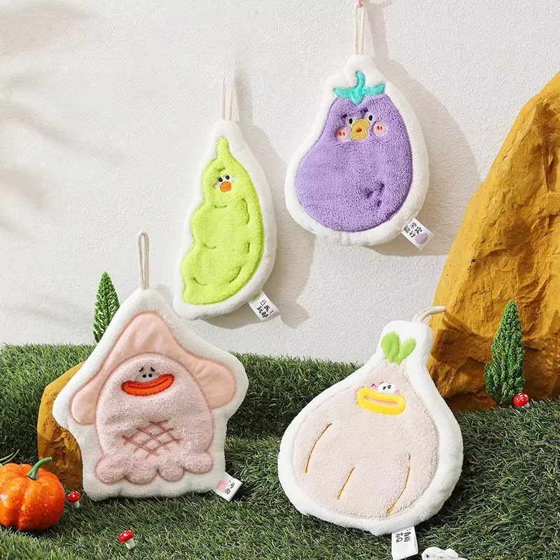 Saugfähiges Kinder-Badehandtuch von JUSTFULL aus Korallenvlies in Grün mit Grafikdesign - Bild 1