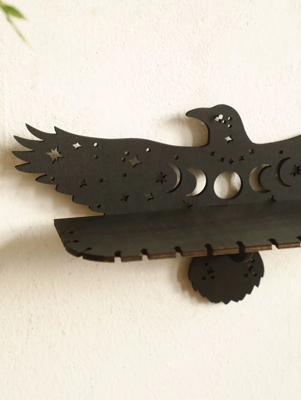 Schwebendes Wandregal in Adlerform aus Holz in Schwarz als rustikale Dekoration - Bild 5