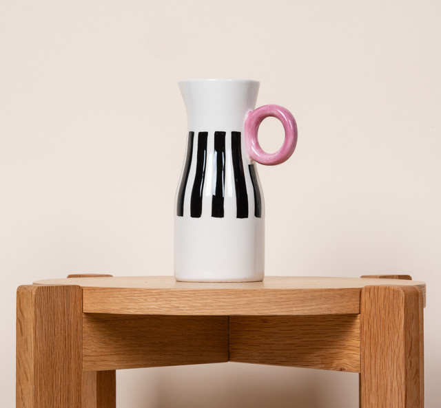 Steingut Vase BLUME2000 mit Streifenmuster in Schwarz, Weiß und Rosa im Scandi-Design - Bild 1