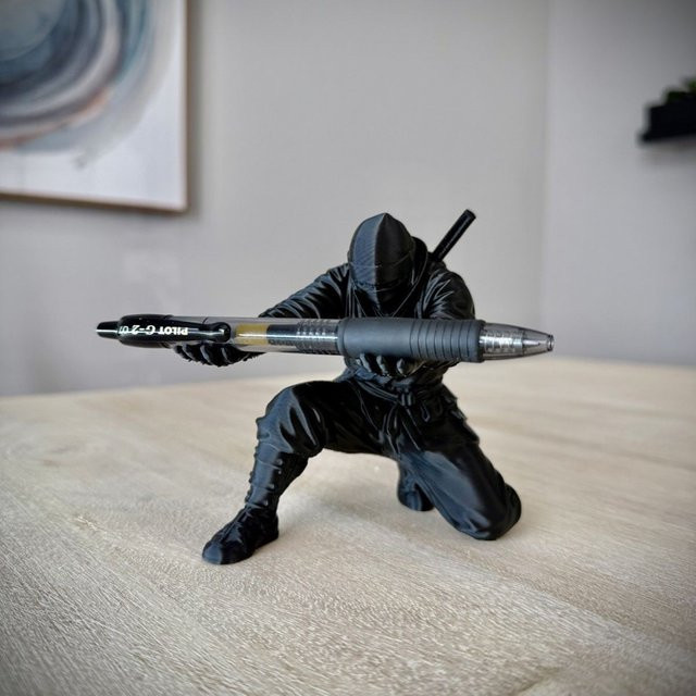 3D Ninja Stifthalter aus Kunststoff in Schwarz als kreative Schreibtischdekoration - Bild 1