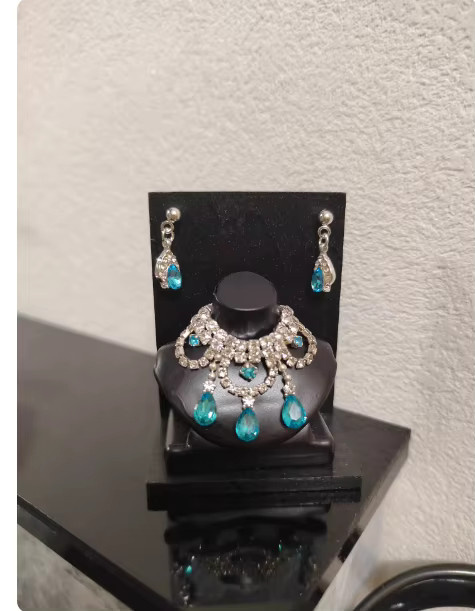 Foyunde Schmuckset, Zubehör, Maßstab 1:6, mit Strass-Ohrringen und Halsketten - Bild 4