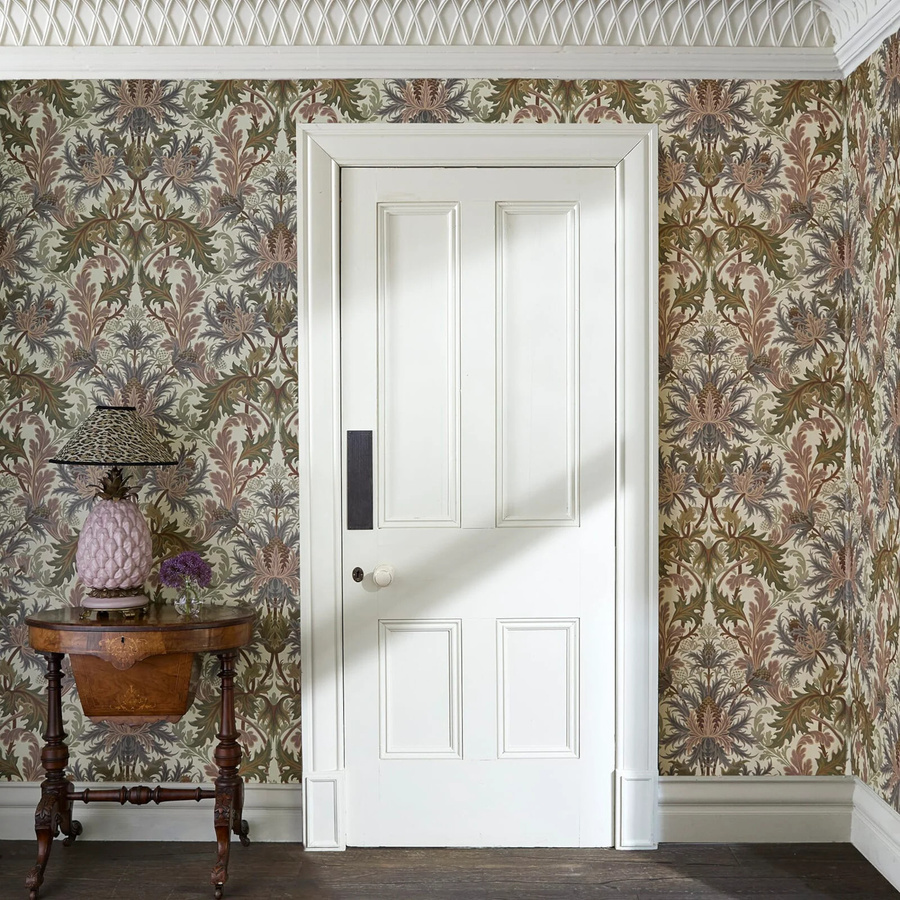 House of Hackney Tapete Aquifolia in Ecru mit floralem Art Nouveau Design und botanischem Muster - Bild 1