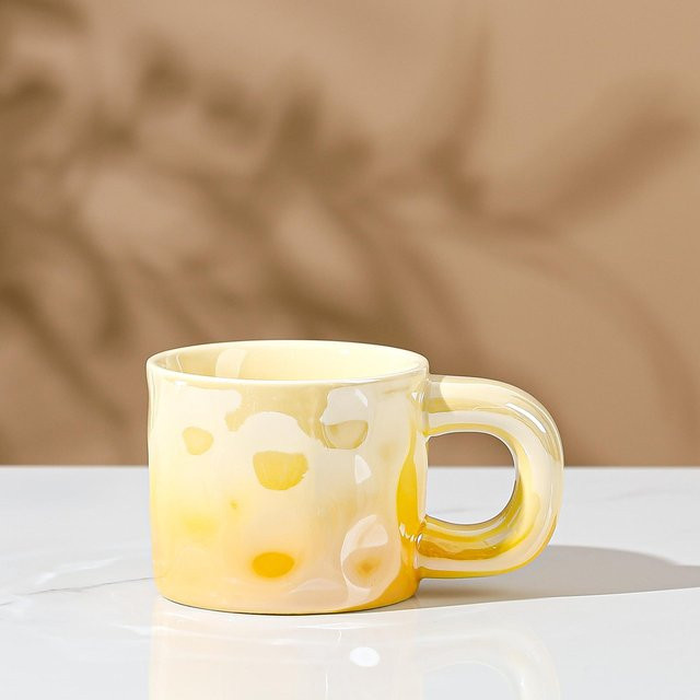 Keramiktasse Yiran Furniture mit irisierendem Farbverlauf in Bunt und Gelb, gehämmertes Muster, 300 ml - Bild 1
