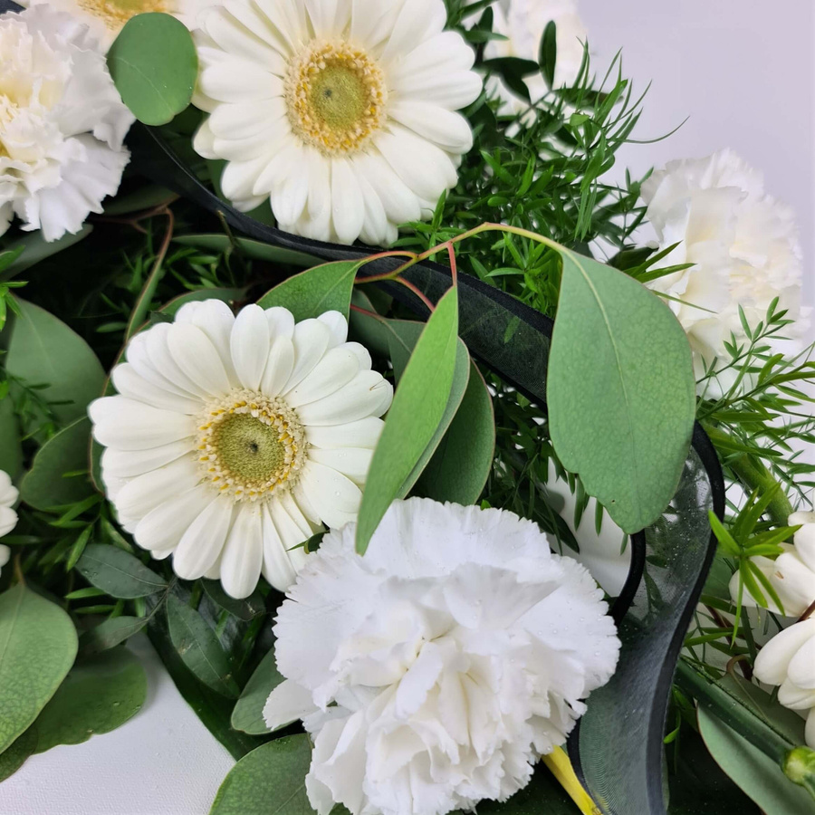 Blumenversand Edelweiß Arrangement Gerbera Carnation Eucalyptus White Sympathy and funeral - Bild 3