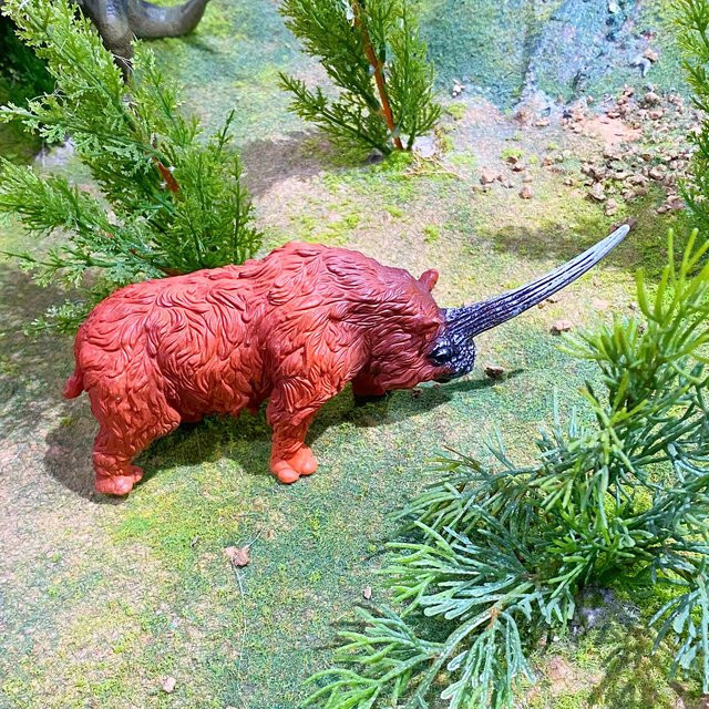 Nashorn Tier Modell Statue als Schreibtisch Ornament für Sammler in Pink und Braun aus Kunststoff - Bild 1