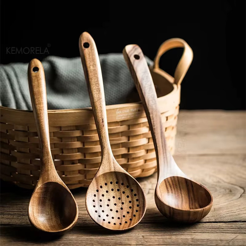 KEMORELA Küchenwerkzeug Set aus natürlichem Teakholz in Braun, 7-teiliges Set mit Löffeln, Schöpfkellen und Reissieb - Bild 5