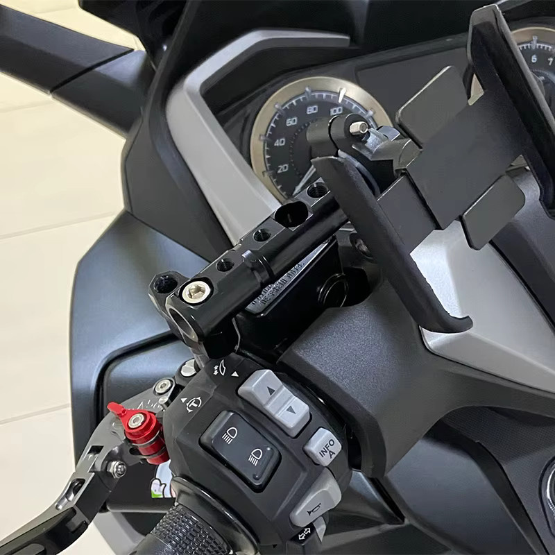 Chekis Multifunktionale Erweiterungs-Querstange als Navigationshalterung und Fahrrekorder-Halterung für Yamaha Xmax 125/250/300/400 in Silber - Bild 2