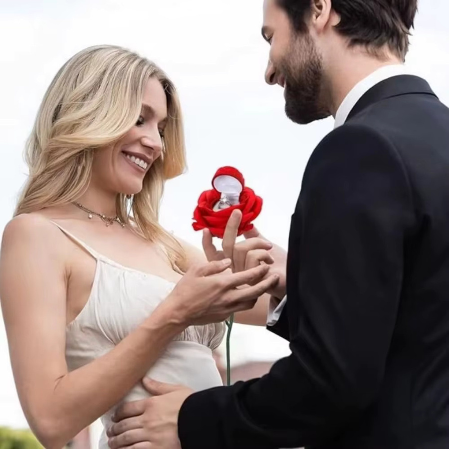 Kreativer Hochzeitsringhalter aus rotem Samt mit Rosenblüten-Design für Ringe und Ohrringe - Bild 2