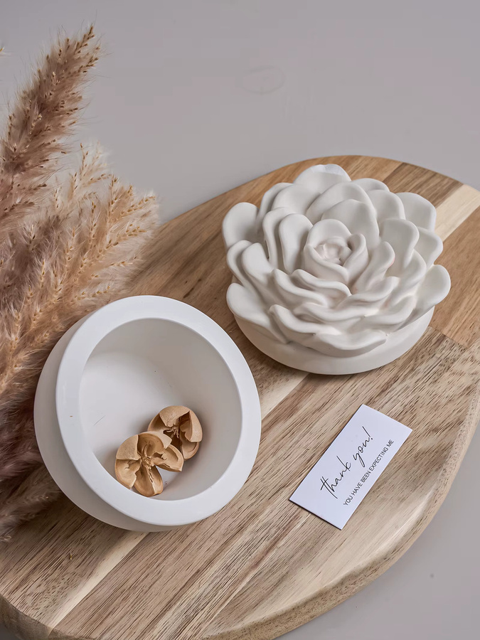 UDOCOOL Kamelie Kerze in Glasform mit floralem Design in Weiß für Home Decor - Bild 1