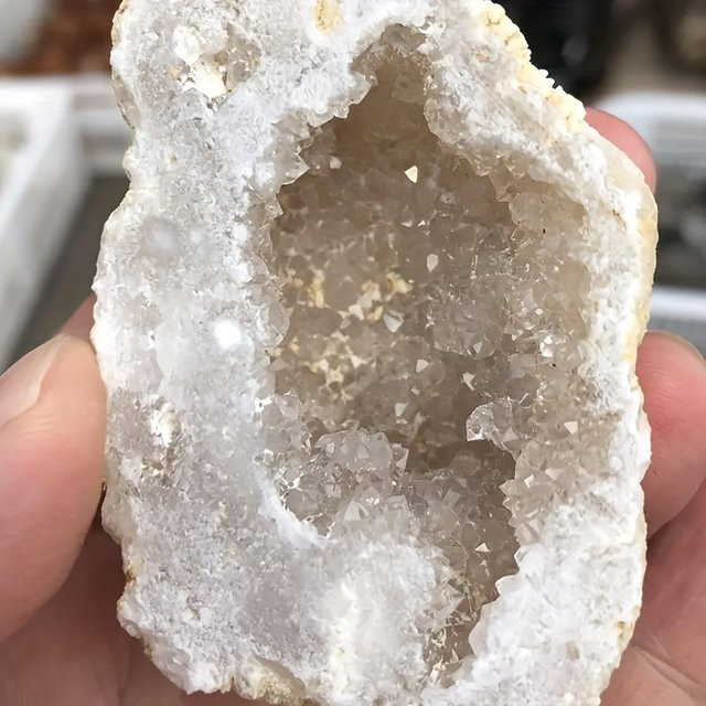 Marokkanisches Achatgeode-Ei aus rohem Stein, weißer Kristallcluster als Sammlerstück und Dekoration - Bild 1