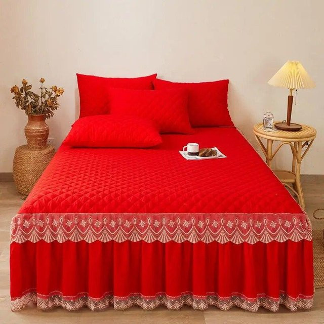 Dreiteiliges Bettwäsche-Set von Your Warm Home mit Tagesdecke, Bettvolant und Matratzenschutzbezug aus Baumwollspitze in Rot, B/T: 150 x 200 cm - Bild 1