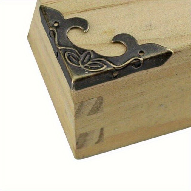 Dekorative Metall-Eckenschützer in Gold für Scrapbook-Alben und Holzkisten als Möbelbeschläge und Kantenschutz - Bild 1