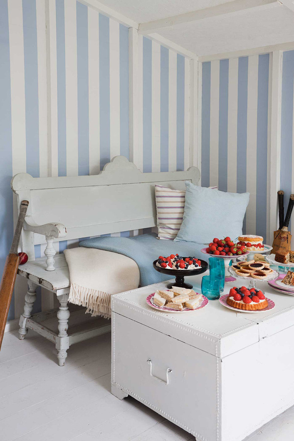 Cole & Son Tapete Glastonbury Stripe in Hellblau mit abstraktem Streifenmuster aus Vlies - Bild 1
