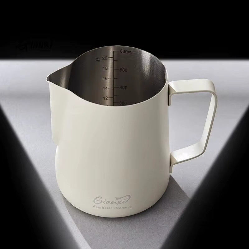 GIANXI Milchaufschäumer aus Edelstahl in Weiß, 600 ml Milchkännchen für Kaffee und Tee - Bild 1