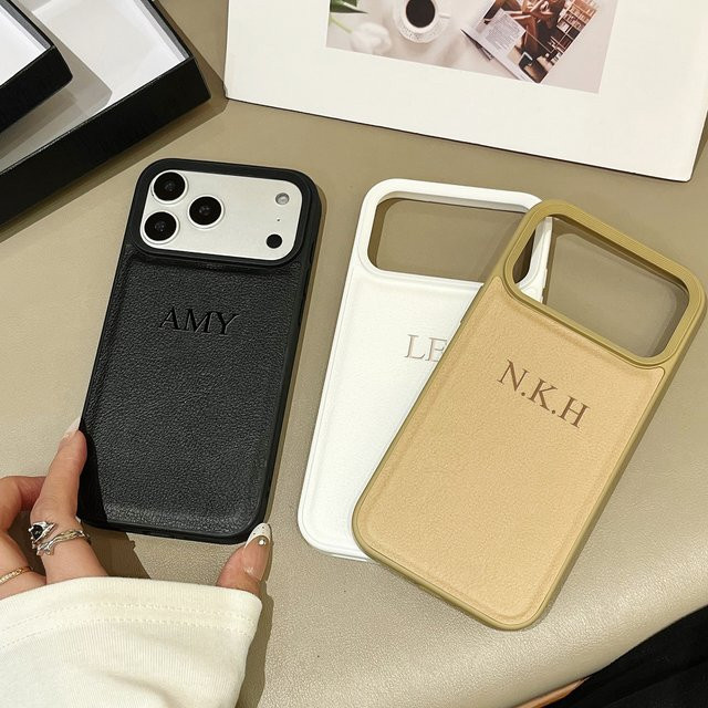 Personalisierte Luxus-Handyhülle aus Kunstleder mit individuellem Namen für iPhone 13 14 15 16 17 Pro Max Plus Air in Schwarz mit geprägten DIY-Buchstaben - Bild 1