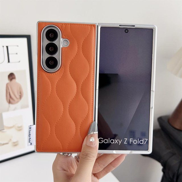 Stoßfeste Samsung Galaxy Z Fold7 Schutzhülle mit Retro-Daunenjackenmuster in Wellenform und galvanisiertem Design in Orange - Bild 1