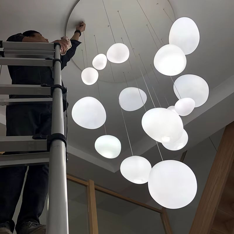 Gbbmade Skandinavischer Kronleuchter aus Glas in Weiß für Wohnzimmer, Esszimmer und Treppenhäuser - Bild 2