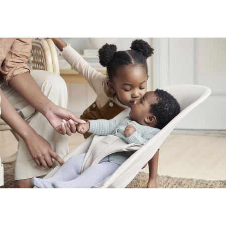 BabyBjörn Bundle mit Babywippe Bliss 3D und Babytrage Mini 3D in Beige aus Baumwolle