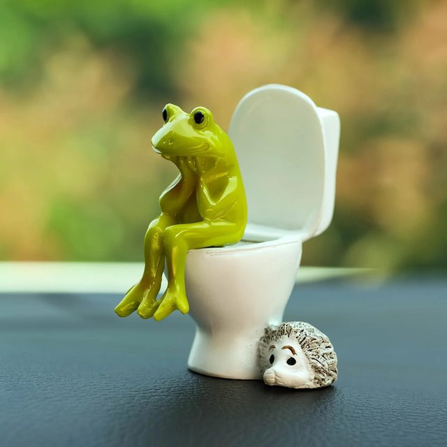Lustiger Frosch auf Toilette als Ornament aus Harz in Grün für dein Auto Armaturenbrett oder deinen Schreibtisch - Bild 1
