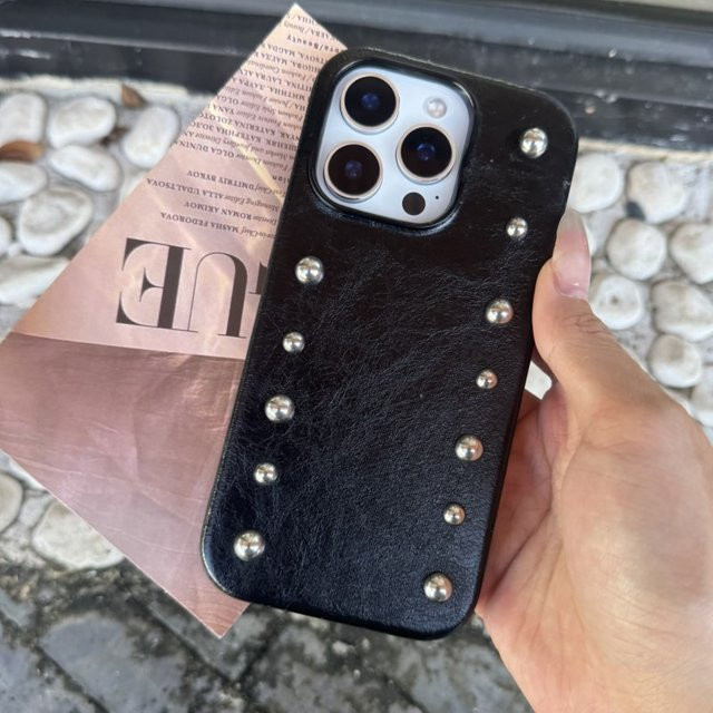 Personalisierte Apple iPhone Handyhülle aus Leder mit silbernen Nieten, stoßfest, Farbe: Silber/Schwarz - Bild 1