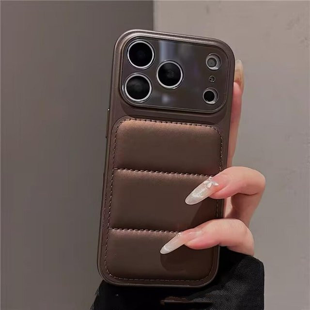Daunenjacke Handyhülle mit Objektivschutz für iPhone 17 Air 16 15 14 13 Pro Max in Kaffeebraun - Bild 1
