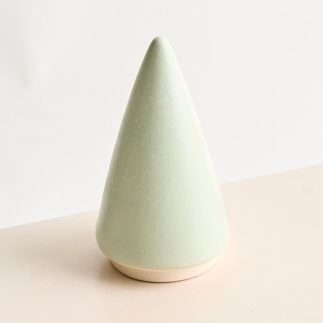Weihnachtliche Keramik-Tanne von BLUME2000 in Grün, Tischdeko Höhe: 15,5 cm, Breite: 8,5 cm, Tiefe: 8,5 cm - Bild 1