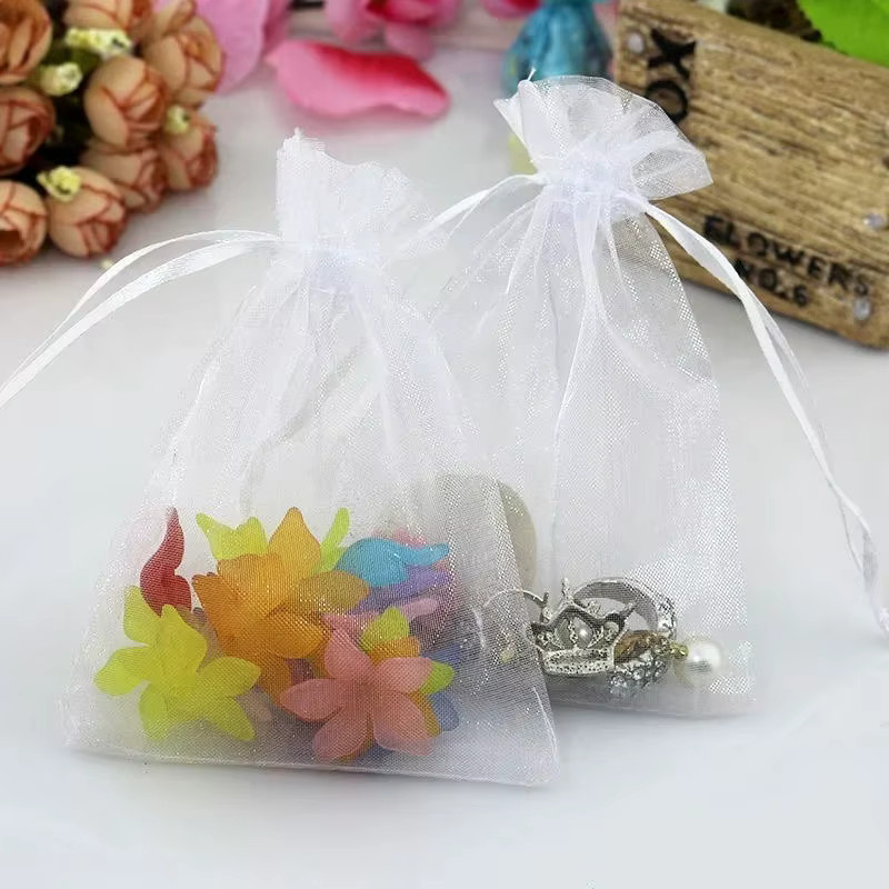 Weiße Organza Geschenkbeutel mit Kordelzug für Schmuck und Hochzeiten - Bild 2