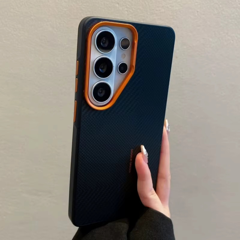 Magnetische Silikonhülle mit Kohlefaser-Textur für Samsung Galaxy S26 Ultra, S25 Ultra, S24 Ultra und S23 Ultra in Schwarz und Silber - Bild 1