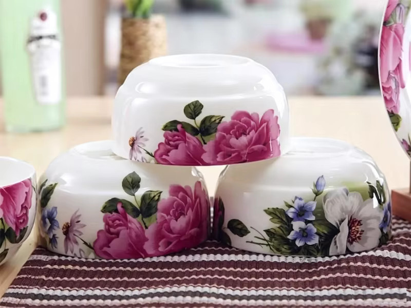 Bacugi 12-teiliges Bone China Geschirrset aus Porzellan mit floralem Blütenmuster in Weiß - Bild 3