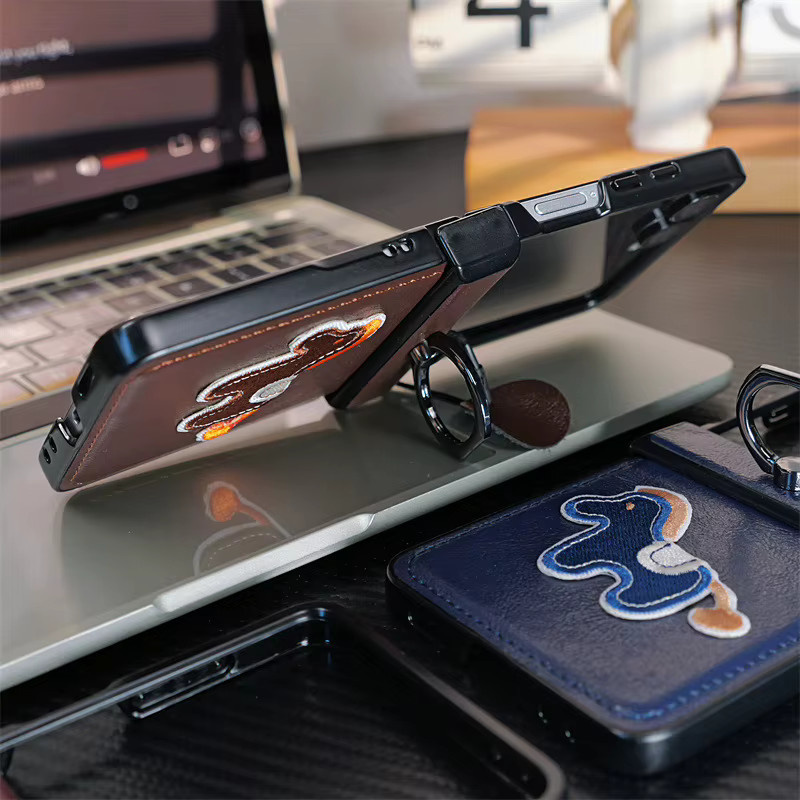 Premium PU-Leder Handyhülle mit Pferde-Stickerei für Samsung Galaxy Flip 8, 7 FE, 6, 5 und 4 in Schwarz mit Fingerringhalter - Bild 3