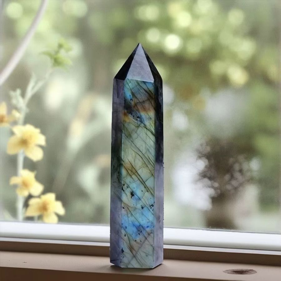 Natürlicher Labradorit-Punkt als Worry Stone in unregelmäßiger Form - Bild 3