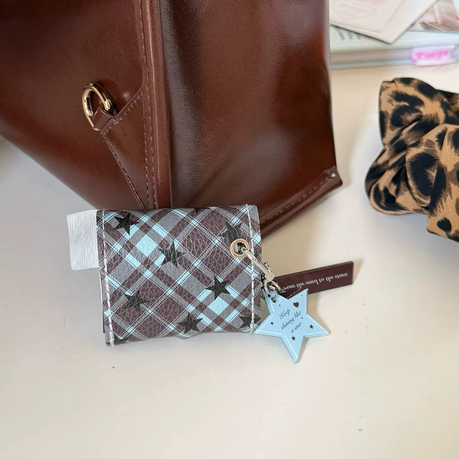 Retro Kopfhörerhülle mit blauem Gittermuster und Kollisionssternen für Apple AirPods 1, 2, 3, 4 und Pro inkl. Lederanhänger - Bild 3